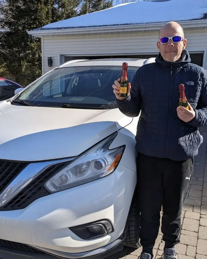 Client devant son Nissan Murano vendu à En Ligne Autos